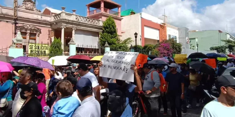 Marchan burócratas contra presunto cobro ilegal del ISR
