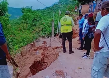 En riesgo nueve viviendas por deslizamiento de ladera en Santa Cruz Zenzontepec