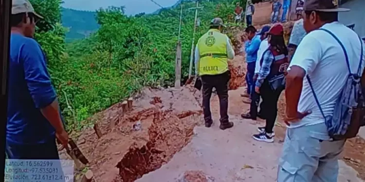 En riesgo nueve viviendas por deslizamiento de ladera en Santa Cruz Zenzontepec