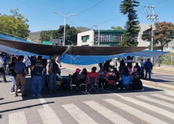 Suspenden clases y propinan enésimo bloqueo a ciudadanos