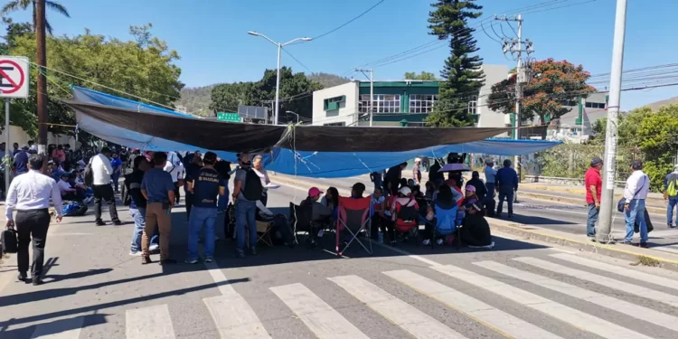 Suspenden clases y propinan enésimo bloqueo a ciudadanos