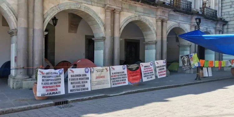 Acuerdan manifestantes levantar plantón del Zócalo de Oaxaca