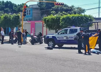 La Policía Vial Municipal y bomberos atendieron el accidente entre motocicletas en el Bulevar Canción Mixteca.