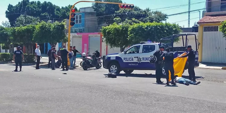 La Policía Vial Municipal y bomberos atendieron el accidente entre motocicletas en el Bulevar Canción Mixteca.