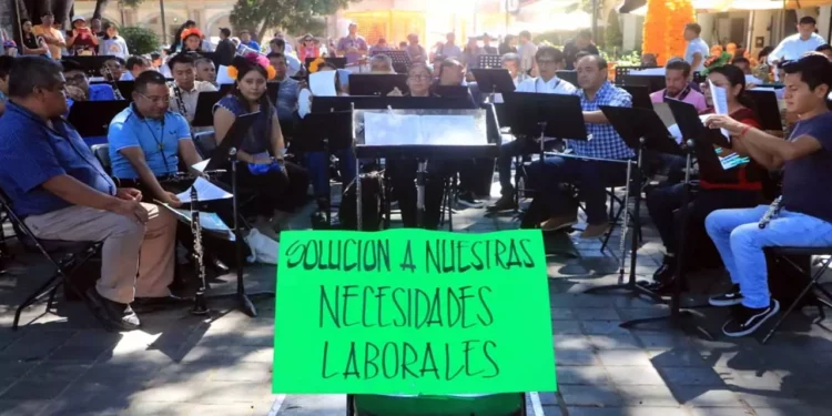 La centenaria Banda de Música del Estado de Oaxaca protesta ante carencias
