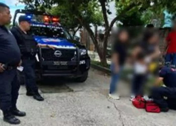 La menor de edad lesionada fue atendida por personal médico con Cuerpo de Bomberos.