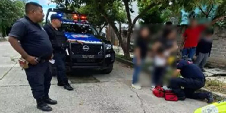 La menor de edad lesionada fue atendida por personal médico con Cuerpo de Bomberos.