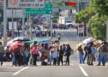 Foto: Adrián Gaytán // Los integrantes del Nivel de Pueblos Originarios iniciaron bloqueos en los cruceros de Fonapas, ADO, Beisbol y hacia el Cerro del Fortín.