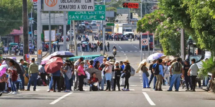 Foto: Adrián Gaytán // Los integrantes del Nivel de Pueblos Originarios iniciaron bloqueos en los cruceros de Fonapas, ADO, Beisbol y hacia el Cerro del Fortín.
