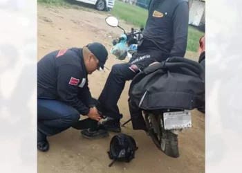 Motociclista termina lesionado en accidente.