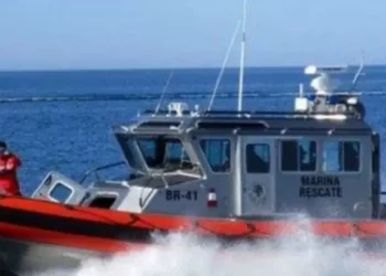 Semar rescata a 28 jóvenes en embarcación frente a Topolobampo