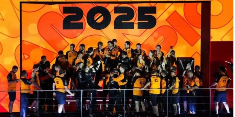 Oscar Piastri, ignorado en la celebración del GP de Singapur 2025