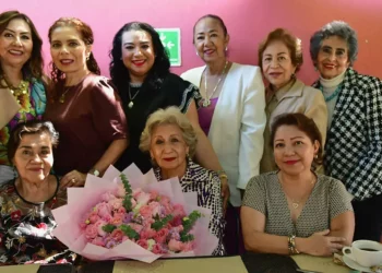 Mina Fernández Pichardo rodeada de sus amigas del grupo RETO, quienes la celebraron con cariño en su cumpleaños.