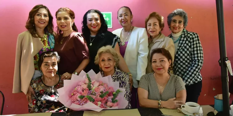 Mina Fernández Pichardo rodeada de sus amigas del grupo RETO, quienes la celebraron con cariño en su cumpleaños.