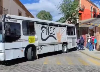 VIDEOS | ¡Bloquean el centro de Oaxaca! Normalistas exigen cumplimiento de acuerdos y ahogan la movilidad