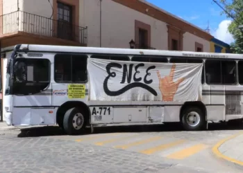 Foto: Adrián Gaytán // Los estudiantes impidieron el paso de todo tipo de unidad y generaron congestionamiento en la zona.