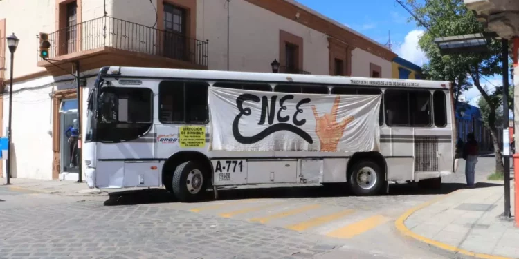 Foto: Adrián Gaytán // Los estudiantes impidieron el paso de todo tipo de unidad y generaron congestionamiento en la zona.