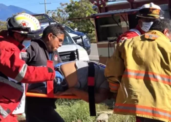 Foto: Redes sociales // Paramédicos lograron rescatar a la víctima de entre los fierros retorcidas.