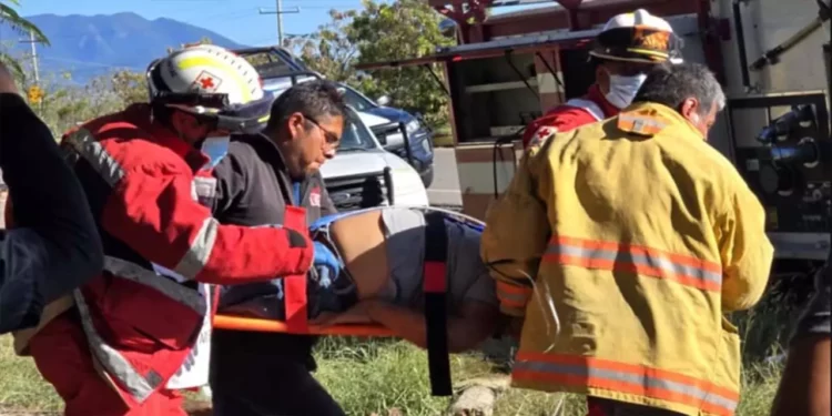 Foto: Redes sociales // Paramédicos lograron rescatar a la víctima de entre los fierros retorcidas.