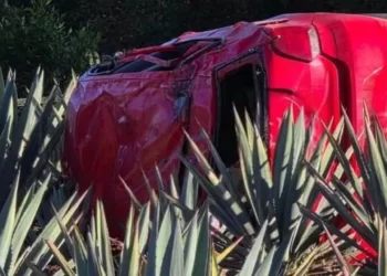 Personal de emergencia y autoridades acordonaron el área del accidente sobre la carretera 190, en San Pablo Matatlán, donde una joven perdió la vida y un hombre resultó lesionado.