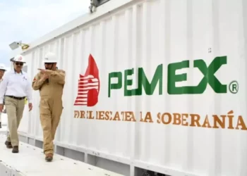 Pemex continúa bajo presión por la disminución de los precios internacionales del crudo, la caída en la producción, y las pérdidas en refinación y distribución.