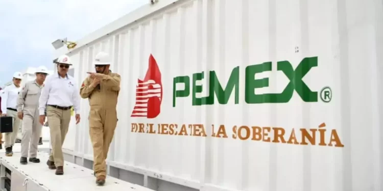 Pemex continúa bajo presión por la disminución de los precios internacionales del crudo, la caída en la producción, y las pérdidas en refinación y distribución.