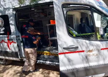Personal del Heroico Cuerpo de Bomberos auxilió al motociclista lesionado tras ser atropellado en la carretera Huajuapan–Tehuacán, a la altura de La Junta.