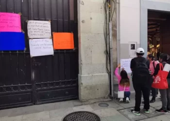 Según cifras extraoficiales, en Zaniza se quedaron sin clases 1,050 estudiantes, mientras, en Amoltepec son más de 2 mil.