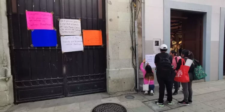 Según cifras extraoficiales, en Zaniza se quedaron sin clases 1,050 estudiantes, mientras, en Amoltepec son más de 2 mil.