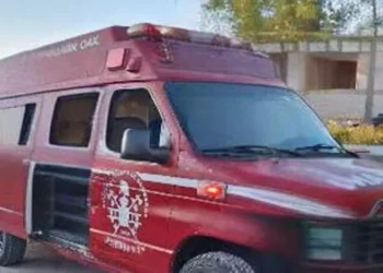 Paramédicos de Bomberos y Cruz Roja auxiliaron a las víctimas de la riña en la carretera Huajuapan-Oaxaca.