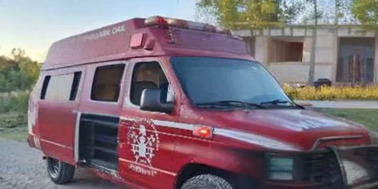 Paramédicos de Bomberos y Cruz Roja auxiliaron a las víctimas de la riña en la carretera Huajuapan-Oaxaca.