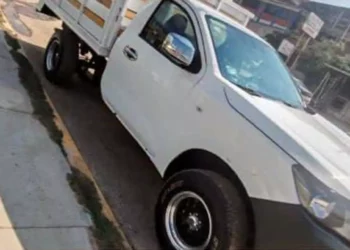 Se trata de una camioneta marca Nissan tipo estaquitas, de cabina color blanco y redilas de madera.