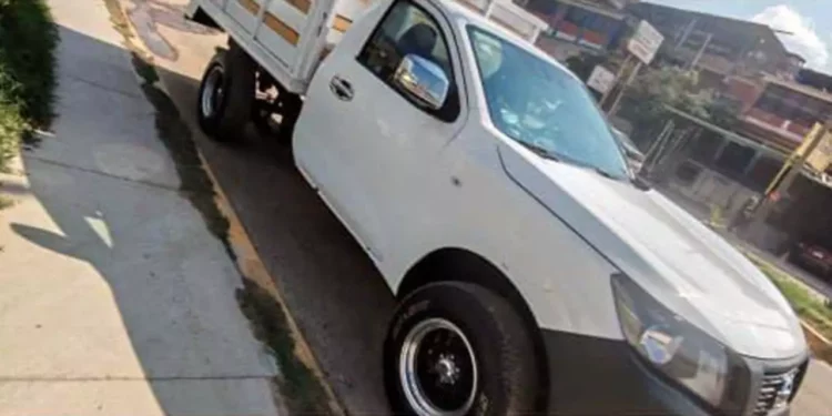 Se trata de una camioneta marca Nissan tipo estaquitas, de cabina color blanco y redilas de madera.