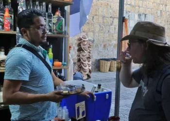 Foto: Adrián Gaytán // Sin inmutarse, “artesanos” expenden mezcal en expoferias instalada en el Centro Histórico