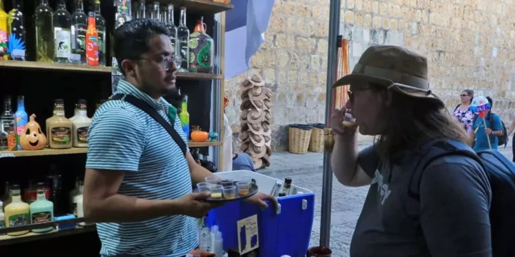 Foto: Adrián Gaytán // Sin inmutarse, “artesanos” expenden mezcal en expoferias instalada en el Centro Histórico