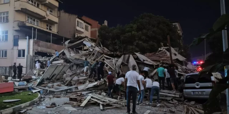 Terremoto de magnitud 6.1 sacude Turquía; reportan edificios derrumbados