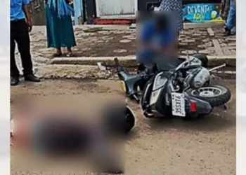 Taxista ocasiona accidente y deja a dos motociclistas lesionados.