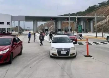 ¿Peaje por baches? Profesores de la 22 toman caseta y exigen condonación en la autopista a la Costa