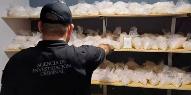 Un operativo conjunto de fuerzas federales asegura un cargamento millonario de metanfetamina en un domicilio de Culiacán, Sinaloa.