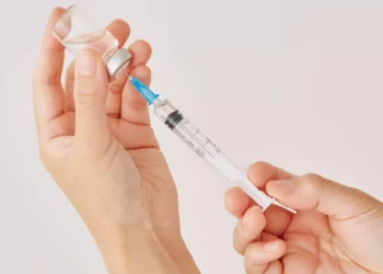 ¿Quiénes deben vacunarse y quiénes no en la campaña invernal 2025?