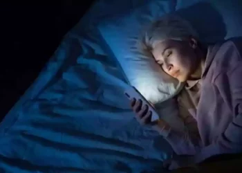 “Vamping”: el enemigo nocturno de tu sueño que vive en tu pantalla