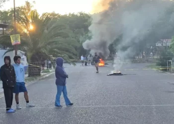 Foto: Adrián Gaytán // Vecinos realizaron quemas y colocaron lazos sobre bulevar Eduardo Vasconcelos por invasión de espacios públicos por parte de tianguistas.