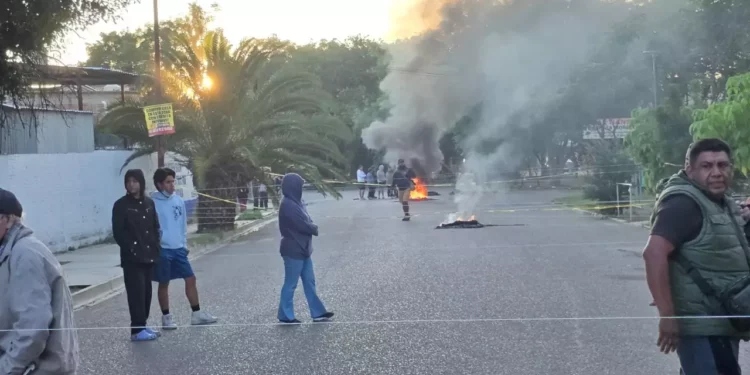 Foto: Adrián Gaytán // Vecinos realizaron quemas y colocaron lazos sobre bulevar Eduardo Vasconcelos por invasión de espacios públicos por parte de tianguistas.