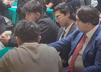 Hijo menor de AMLO se presenta en sociedad en evento político