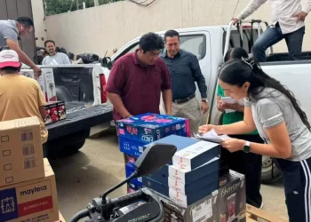 Entregan a burócratas enseres y uniformes deportivos por 13.6 mdp