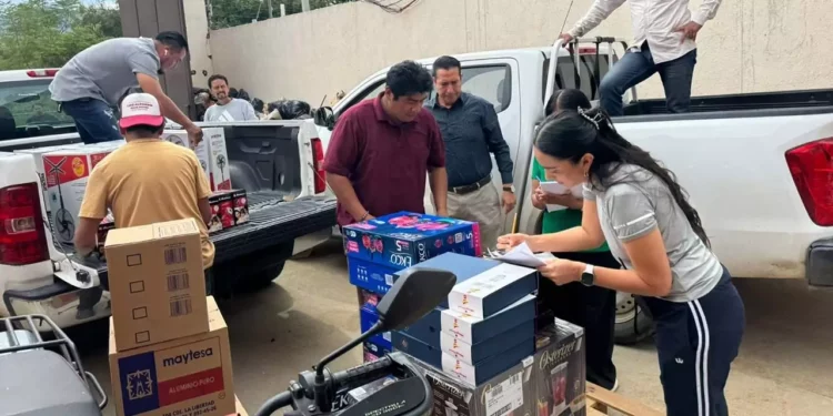 Entregan a burócratas enseres y uniformes deportivos por 13.6 mdp