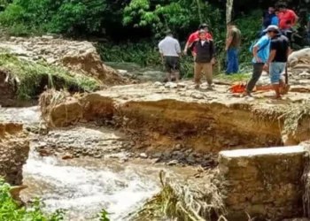 Oaxaca bajo el agua, suspenden clases, cortes carreteros y ríos a tope