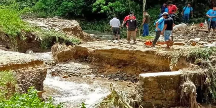 Oaxaca bajo el agua, suspenden clases, cortes carreteros y ríos a tope