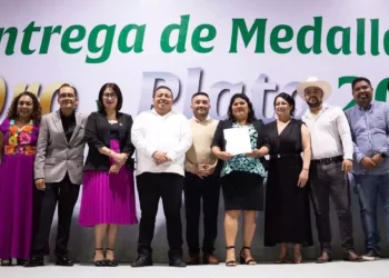 Sin el gobernador y con un costo de 25 mdp, entregan medallas a burócratas