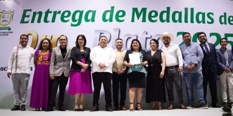 Sin el gobernador y con un costo de 25 mdp, entregan medallas a burócratas